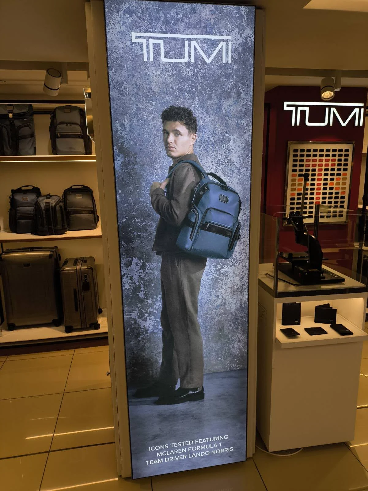 TUMI · Φωτεινή προβολή