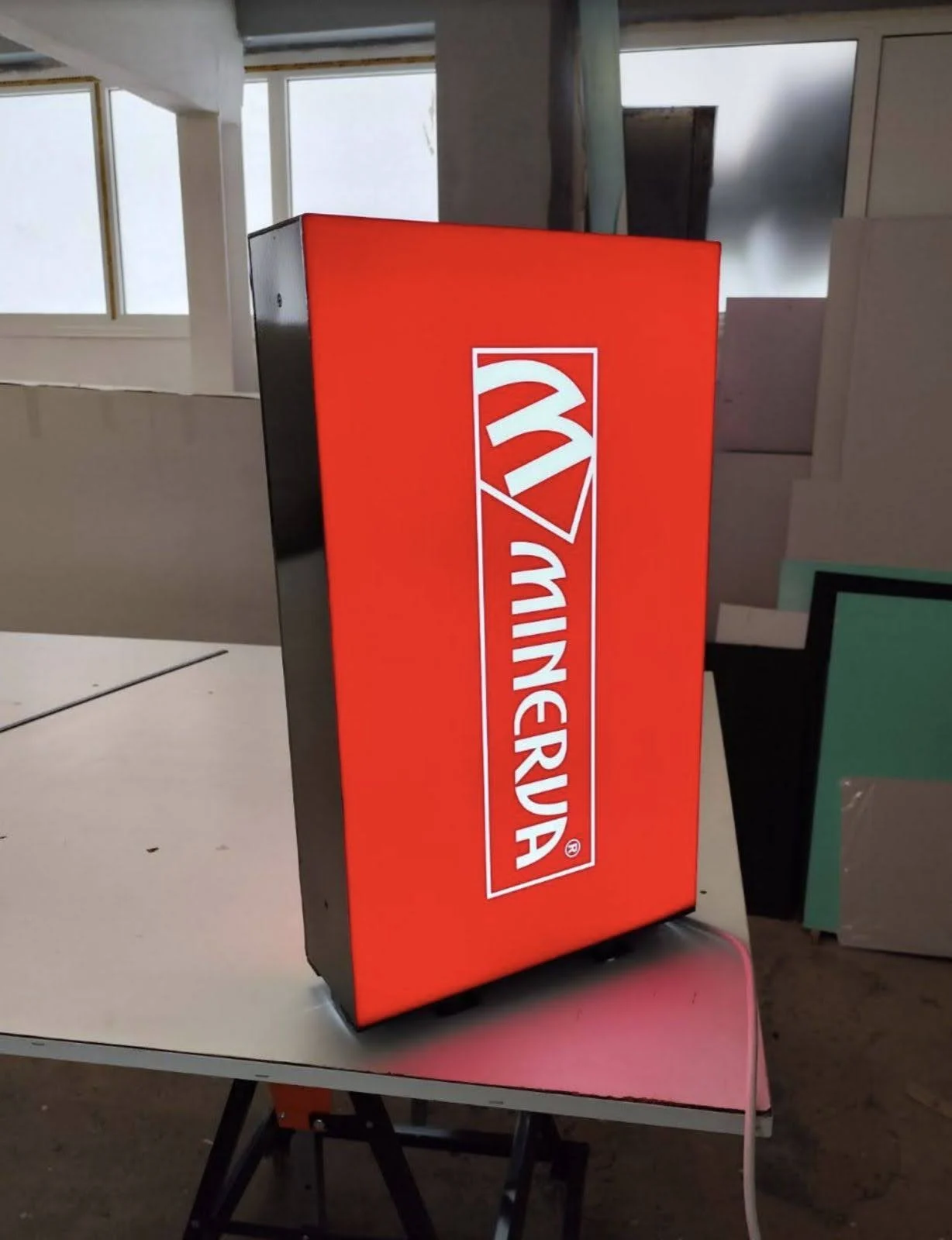 Minerva · Φωτεινή επιγραφή